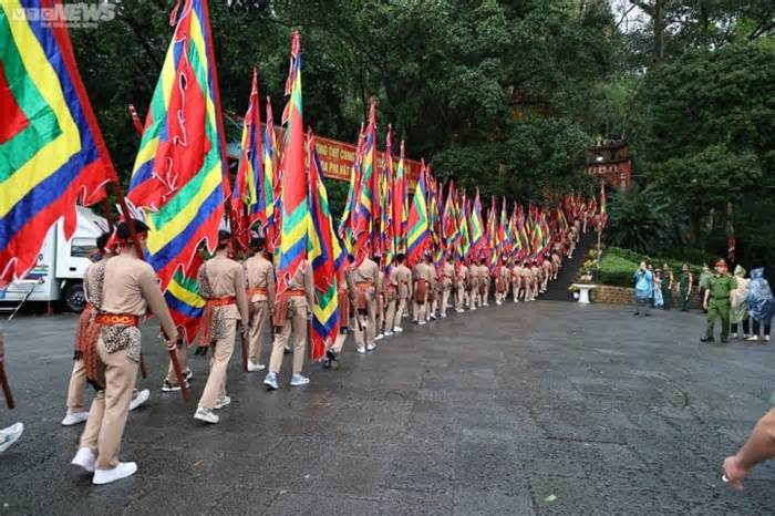 Hàng nghìn người đội mưa về dự lễ Giỗ Tổ Hùng Vương