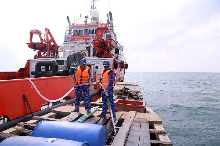 Tàu Cảnh sát biển đưa 350.000 lít nước ngọt đến đảo Hòn Chuối