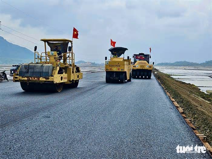 Cao tốc Chí Thạnh - Vân Phong thảm nhựa những đoạn đầu tiên, cắt cử kíp làm việc xuyên Tết