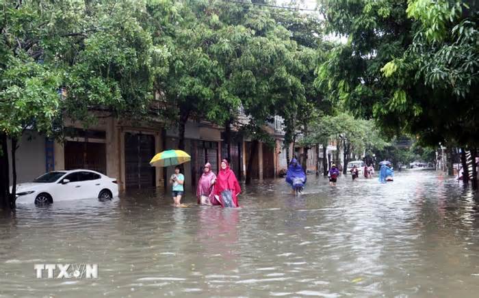 Mưa lớn khiến thành phố Nam Định ngập nặng, có nơi nước sâu gần 1m