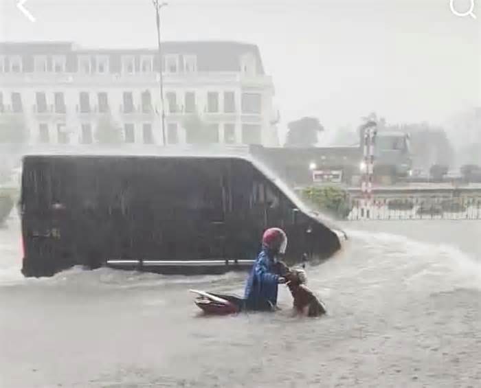 Quảng Ninh ngập sâu sau mưa lớn, ôtô trôi lềnh bềnh