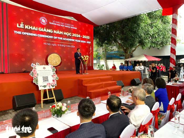 'Lẵng hoa' đặc biệt trong lễ khai giảng Trường đại học Ngoại Thương