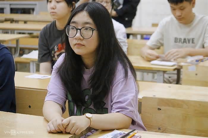 Hơn 3.300 học sinh cạnh tranh vào lớp 10 chuyên Ngoại ngữ