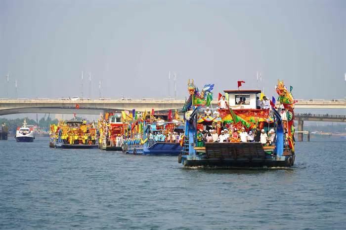 Gần 1.000 người tham gia lễ nghinh thần độc đáo trên sông Đồng Nai