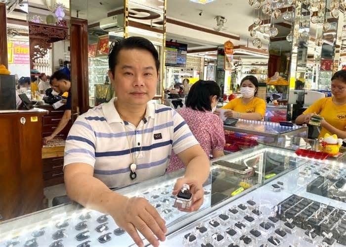 Cảnh dân đủng đỉnh mua vàng, trái ngược ở Hà Nội và TP.HCM