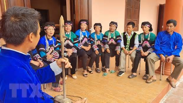 Độc đáo trang phục truyền thống của người dân tộc Bố Y ở Lào Cai