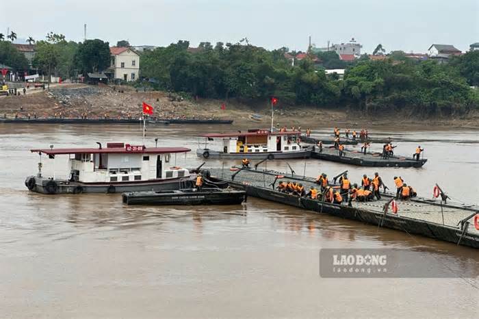 Nối những đốt đầu tiên cầu phao Phong Châu