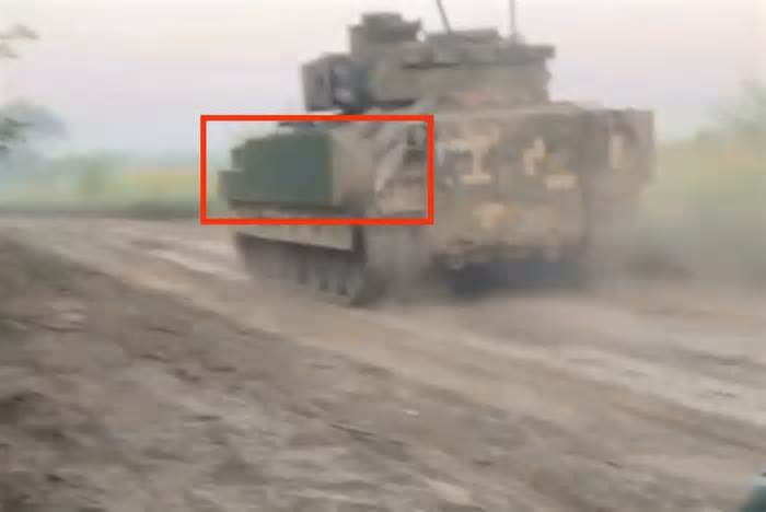 Xe chiến đấu bộ binh M2A2 Bradley Mỹ bàn giao cho Ukraine xuất hiện với áo giáp mới