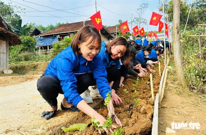 Phát động chuyển đổi số ở Nghệ An, tặng 200 xe đạp và học bổng cho học trò nghèo