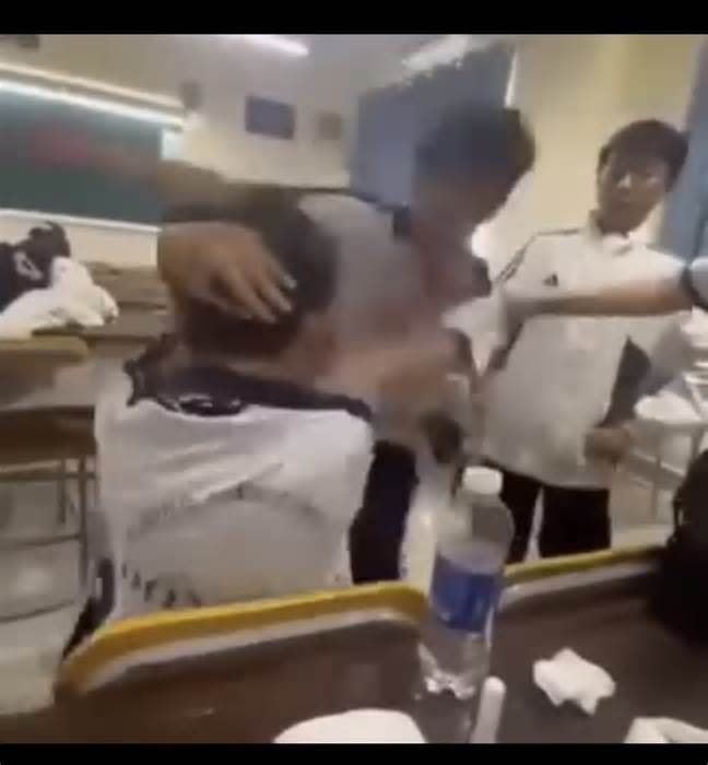 TP.HCM: Nam sinh bị bạn đánh, đấm vào mặt ngay trong lớp học
