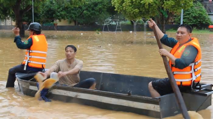 Một người dân Nghệ An mất liên lạc trong mưa lũ lớn