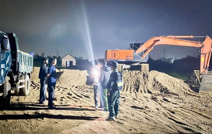 Bắt quả tang 2 vụ khai thác cát trái phép trên sông Kôn, tạm giữ 39 người