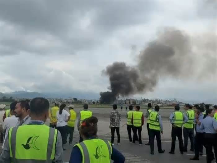 Máy bay chở 19 người rơi trong lúc cất cánh ở Nepal