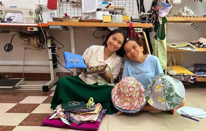 Người khuyết tật Đà Nẵng được hỗ trợ bán sản phẩm tái chế