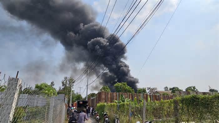 Cháy bãi chứa đồ phế liệu ở quận Bình Tân, cột khói đen cao hàng chục mét