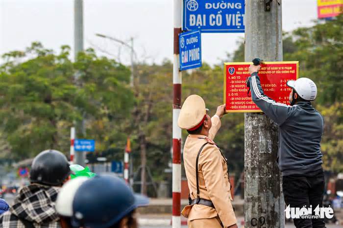 Hà Nội lắp loạt biển ghi rõ mức phạt vượt đèn đỏ, đi ngược chiều