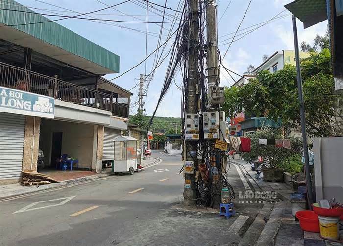 Ngao ngán những cây cột điện giữa đường tại Hạ Long, Quảng Ninh