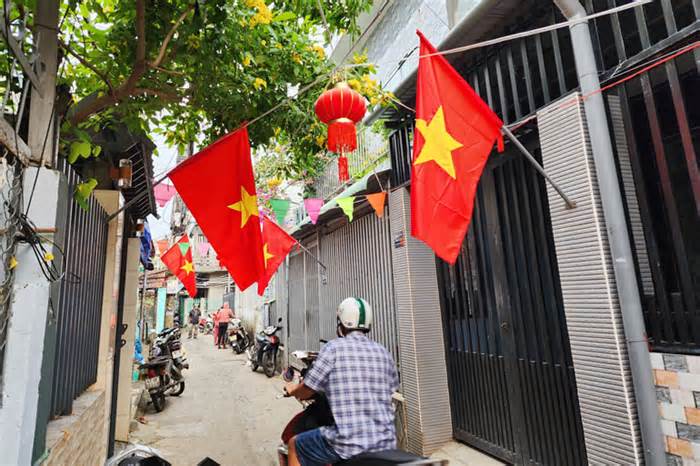 Kiệt, hẻm Đà Nẵng được người dân trang trí đèn điện, cờ hoa rực rỡ đón Tết