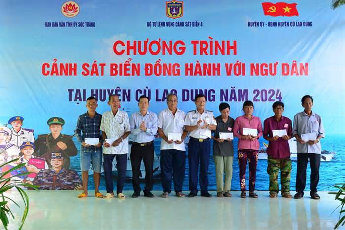 Vùng Cảnh sát biển 4 khám và cấp thuốc cho 300 ngư dân nghèo