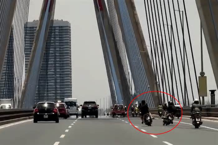 2 xe máy đánh võng như 'rang lạc' trên cầu Nhật Tân gây bức xúc