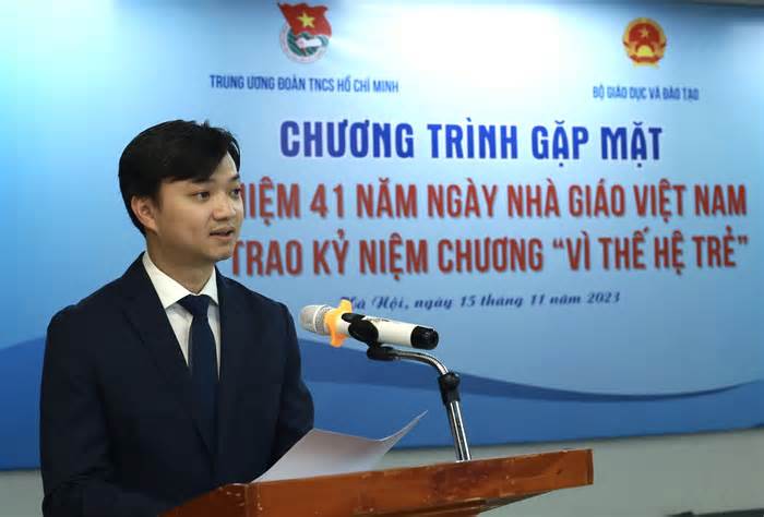 Trao Kỷ niệm chương Vì thế hệ trẻ cho cán bộ, lãnh đạo ngành Giáo dục