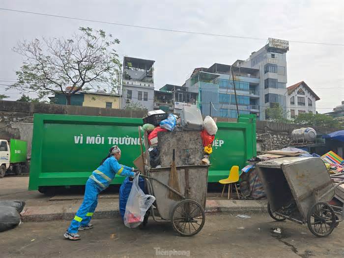 Người dân tổng vệ sinh đón Tết, công nhân môi trường gồng mình dọn rác