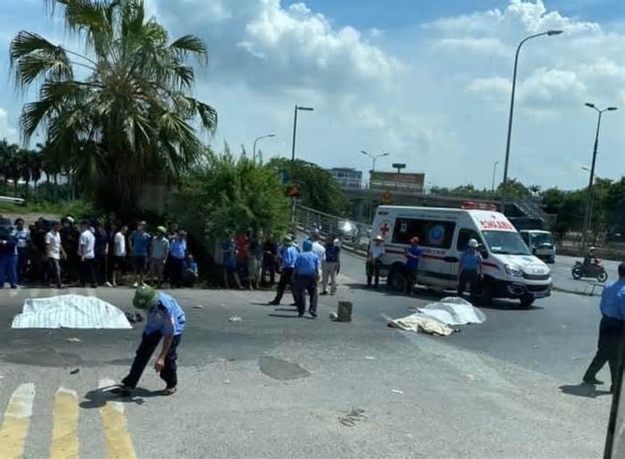 Hà Nội: Xe máy bị cuốn vào gầm xe tải, 1 phụ nữ và 2 trẻ em tử vong