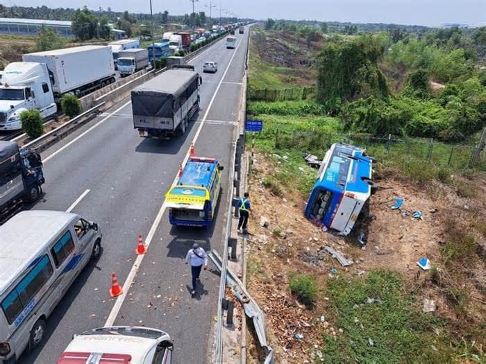 Lật xe khách trên cao tốc TP.HCM - Trung Lương: Chuyển bệnh nhân nhi lên TP.HCM