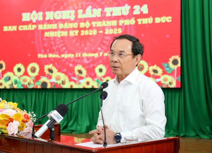 Bí thư Nguyễn Văn Nên 'dò bài' trưởng Phòng Khoa học và Công nghệ TP Thủ Đức về chuyển đổi số