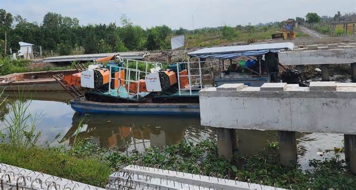 Tiền Giang: Cầu xây chưa xong, dân phản ánh cản trở tàu ghe qua lại