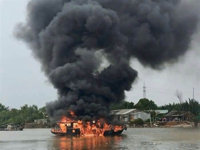 Tây Ninh: Cháy ghe trên sông Cần Giuộc