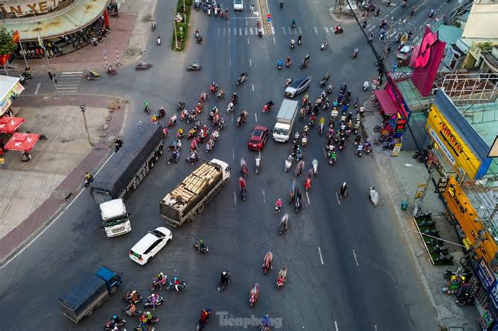 Cận cảnh nút giao ngã tư trở thành 'điểm đen' chết người ở Long An