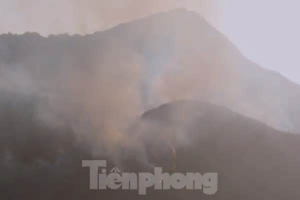 Cháy rừng ở Mù Cang Chải, huy động hàng trăm người khẩn trương khống chế