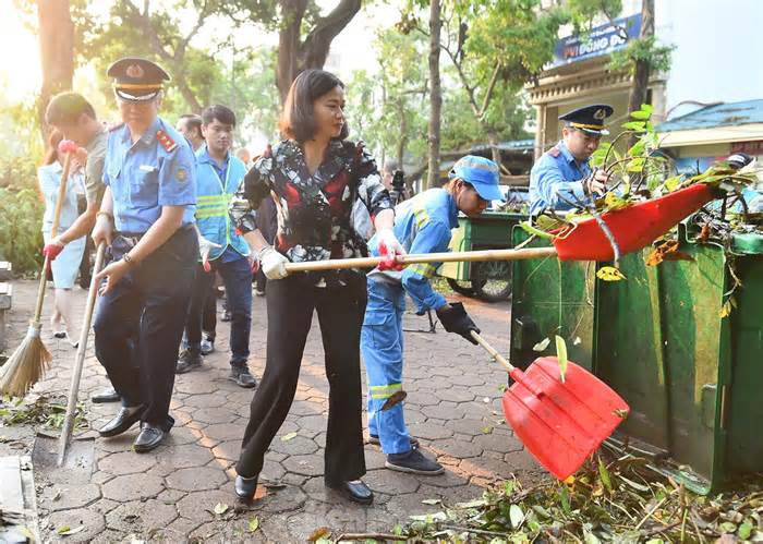 Người dân Thủ đô xuống phố vệ sinh môi trường khắc phục hậu quả cơn bão số 3