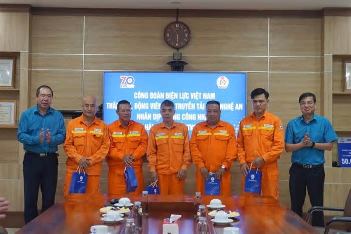 Công đoàn Điện lực Việt Nam trao 50 triệu đồng hỗ trợ đoàn viên