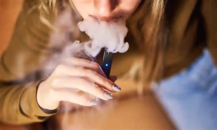 Úc mạnh tay chấn chỉnh thuốc lá điện tử, sửa luật bảo vệ người trẻ
