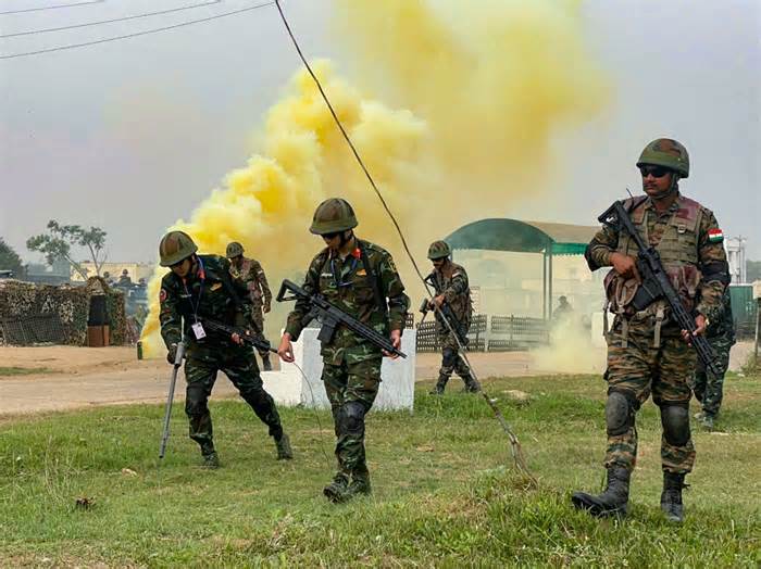 Công binh Việt Nam - Ấn Độ phối hợp rà phá mìn đảm bảo cho lực lượng gìn giữ hòa bình