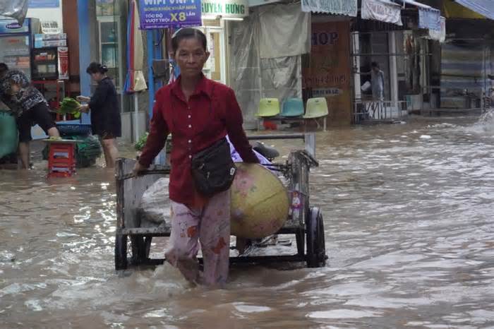 Người dân Cần Thơ ‘bó gối’ vì nước ngập trong ngày triều cường đạt đỉnh