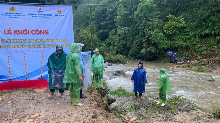 Công an và cán bộ Đoàn đội mưa, băng rừng khởi công cầu vượt suối cho thôn nghèo ở Hà Giang