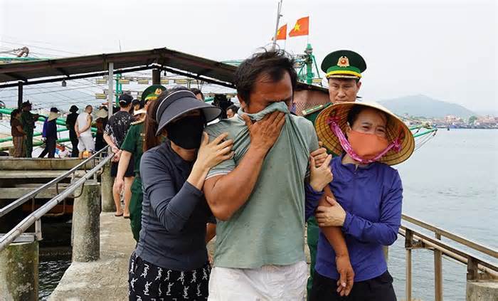 Quảng Bình: Thêm 4 ngư dân trong vụ chìm 4 tàu cá cập bờ an toàn
