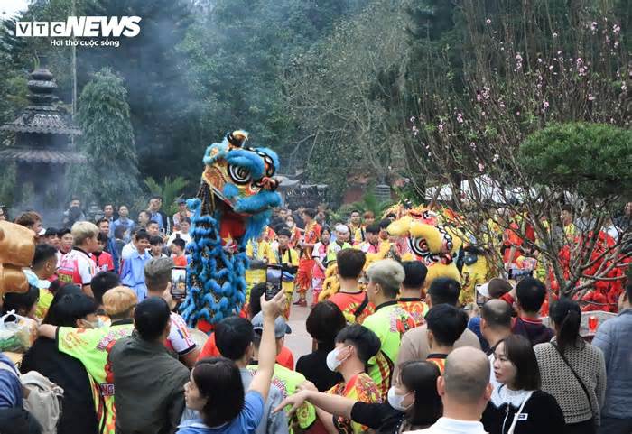 Khách hành hương đội mưa 'hứng lộc' trong ngày khai hội chùa Hương