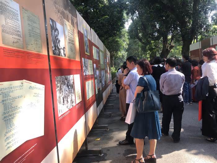 Khai mạc triển lãm về chữ ký và bút tích của Chủ tịch Hồ Chí Minh