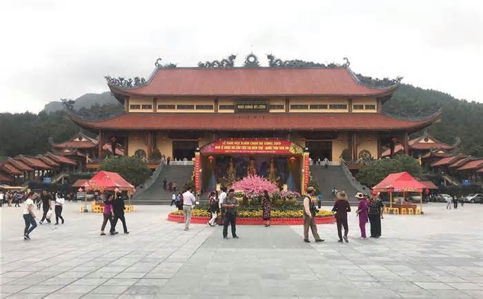 Thành phố Uông Bí thông tin về việc chùa Ba Vàng không báo cáo số liệu tiền công đức