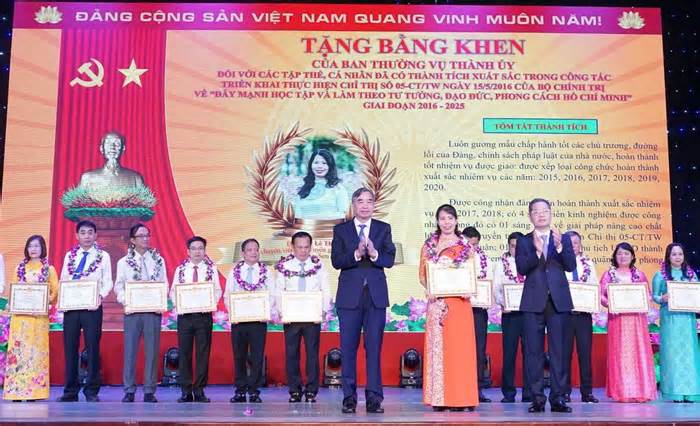 Đà Nẵng tôn vinh 39 gương sáng học tập theo Bác Hồ