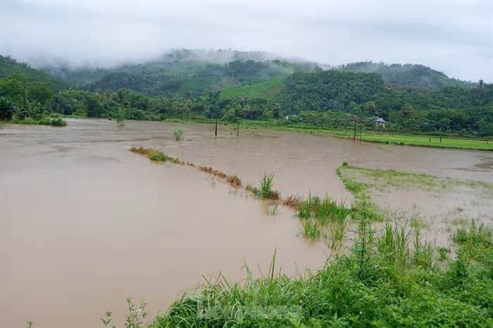 Hà Giang mưa sầm sập từ đêm tới sáng, bùn đất vùi lấp nhà dân