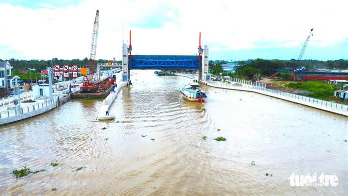 Cống ngăn mặn lớn thứ 2 miền Tây hoàn thành, tàu thuyền vẫn qua bình thường khi đóng cống