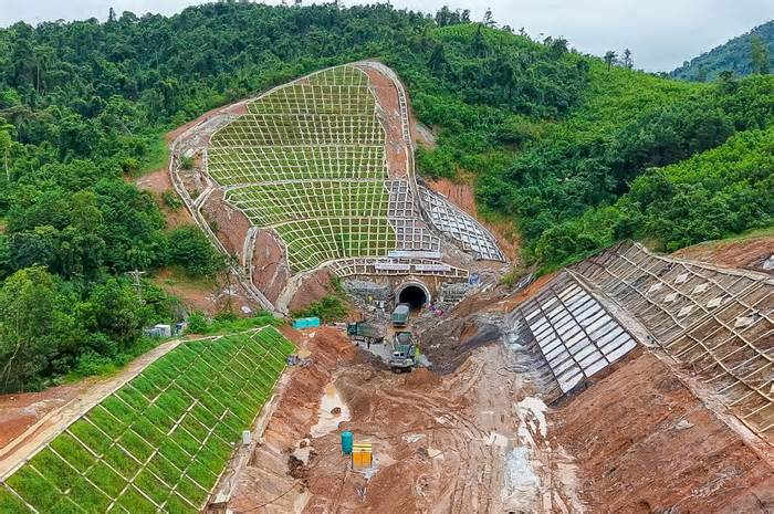 Đào hầm Khe Nét giữa địa chất yếu và nước ngầm phức tạp