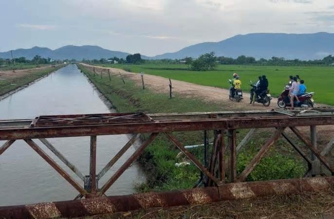 Bình Thuận: Bốn nữ sinh lớp 5 tử vong vì đuối nước khi tắm ở kênh
