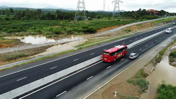 Thanh thải, khơi đào một đoạn lòng sông Phan để xử lý tình trạng ngập cao tốc