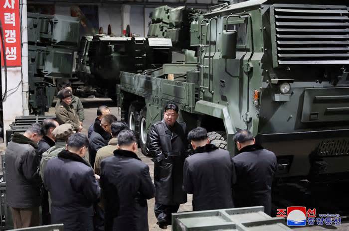Ông Kim Jong Un thị sát các nhà máy sản xuất vũ khí lớn của Triều Tiên
